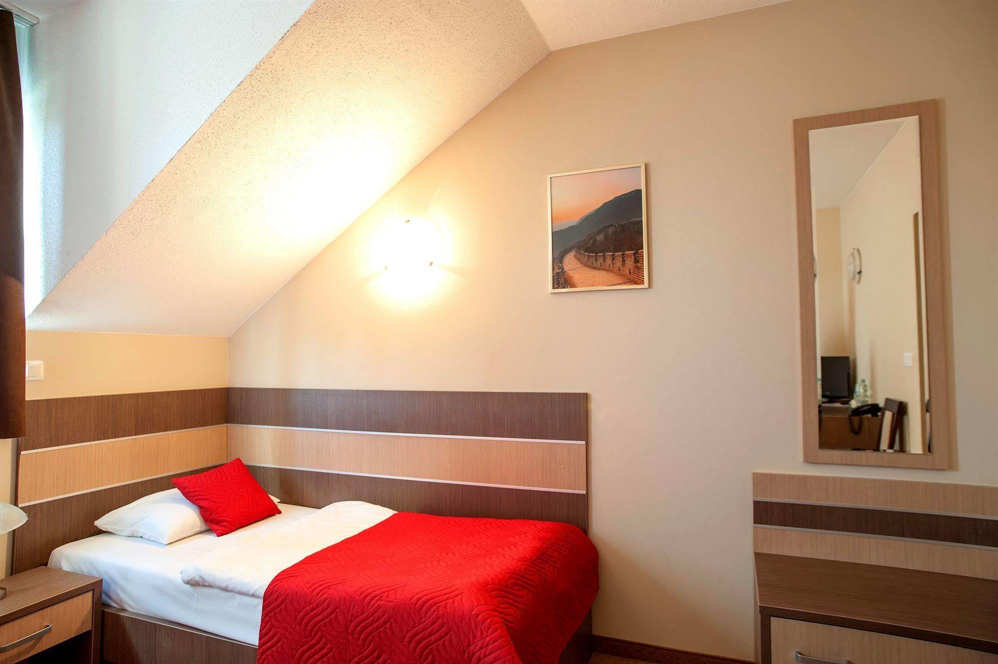 Hotel Sleep Wroclaw Bagian luar foto