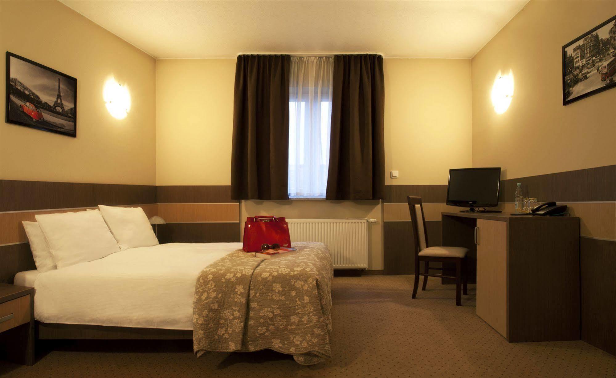Hotel Sleep Wroclaw Bagian luar foto